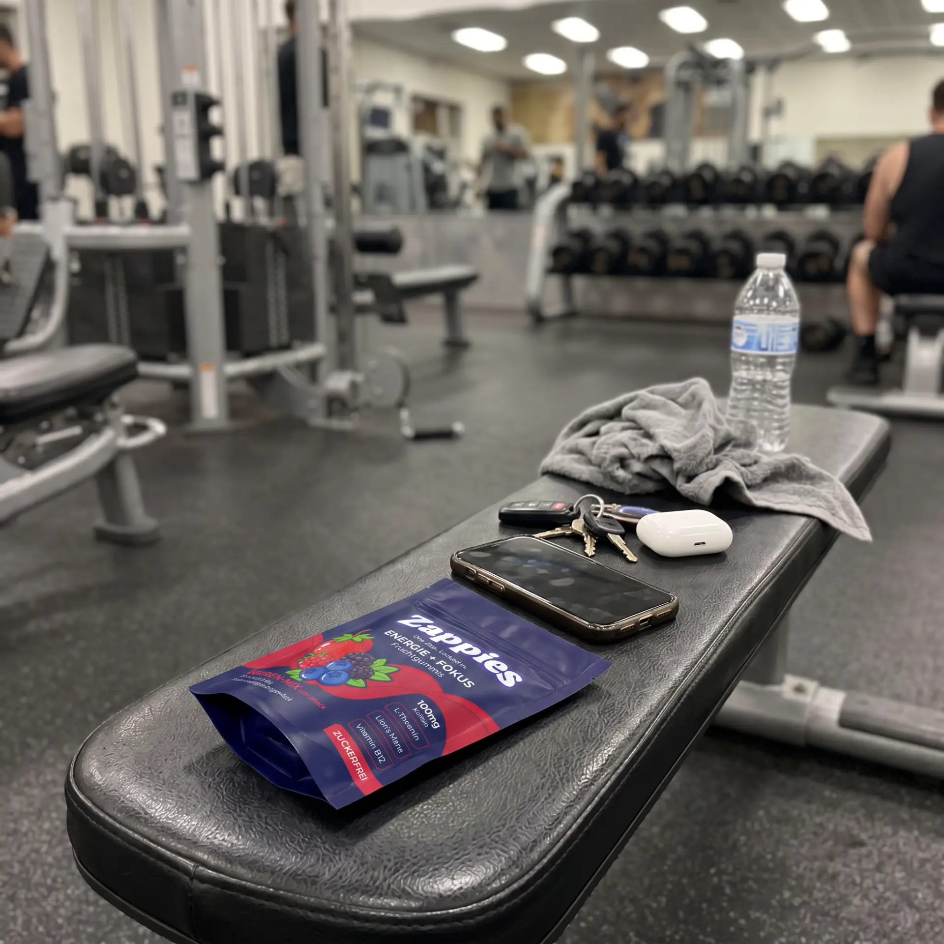 ZAPPIES Beutel auf einer Hantelbank im Gym neben Handy, Schlüssel und Handtuch