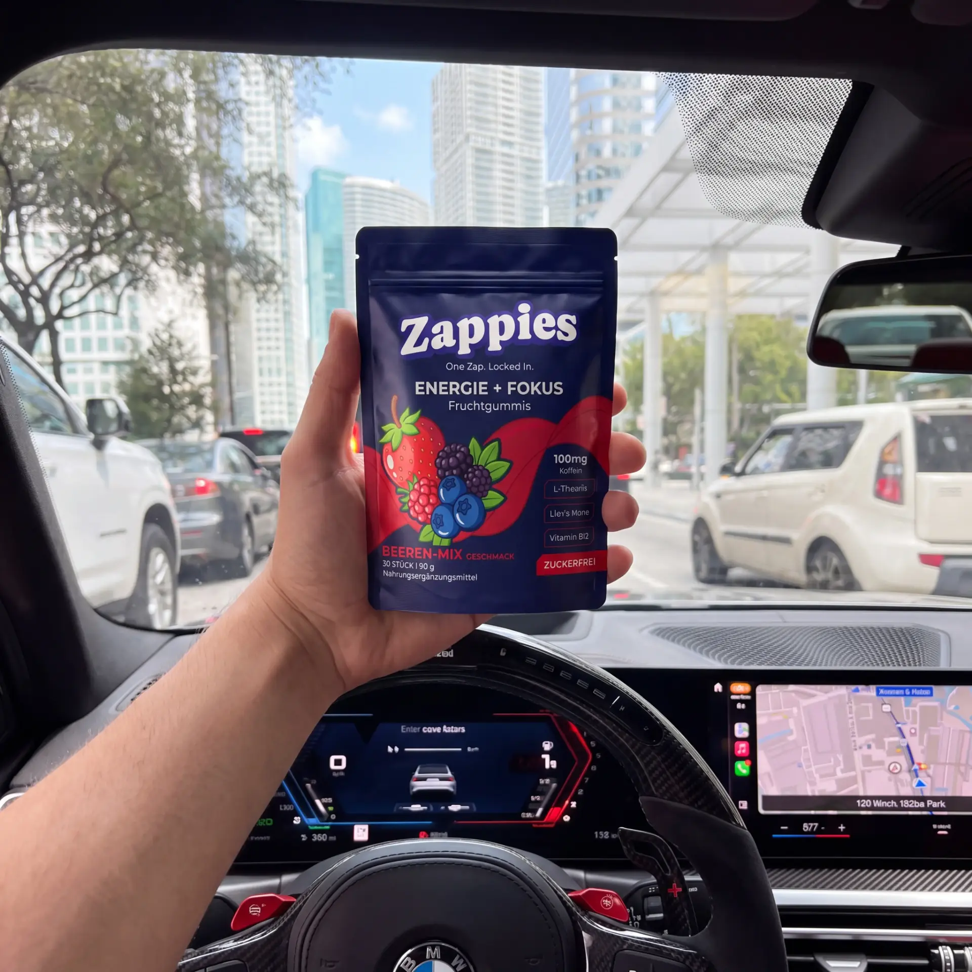 Hand hält ZAPPIES Beutel im Auto hinter dem Lenkrad