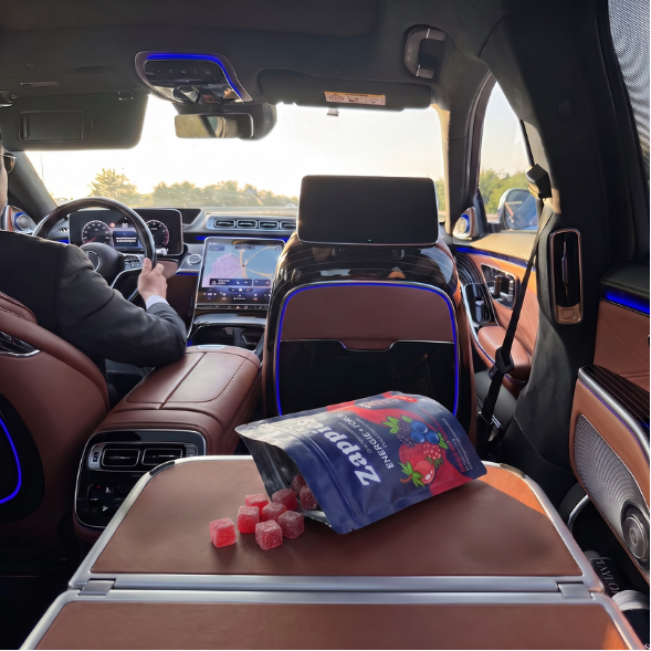 ZAPPIES Beutel mit Fruchtgummis auf der Ablage im Fond eines Autos