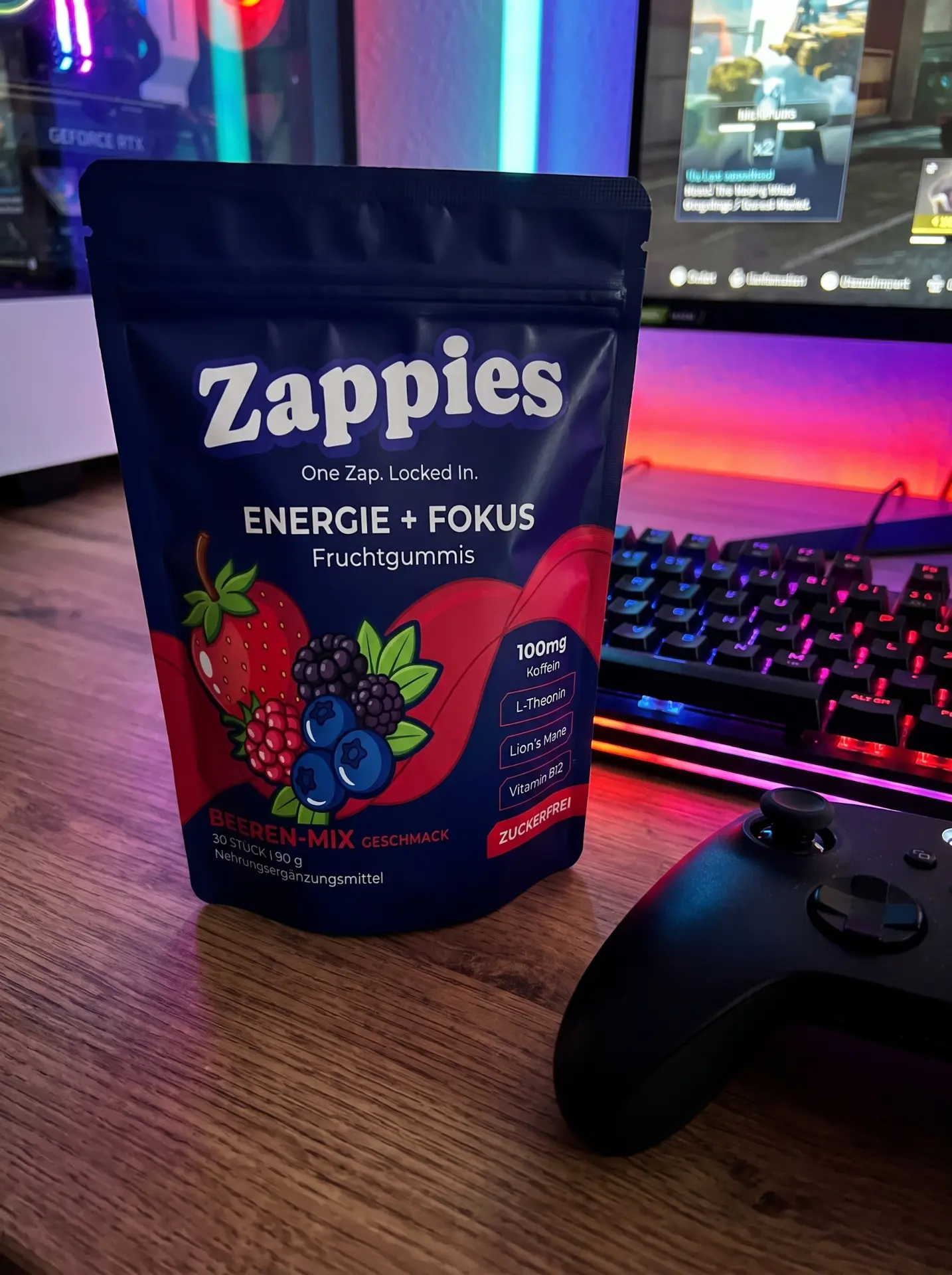 ZAPPIES Beutel vor einem Gaming-Setup mit RGB-Tastatur und Controller