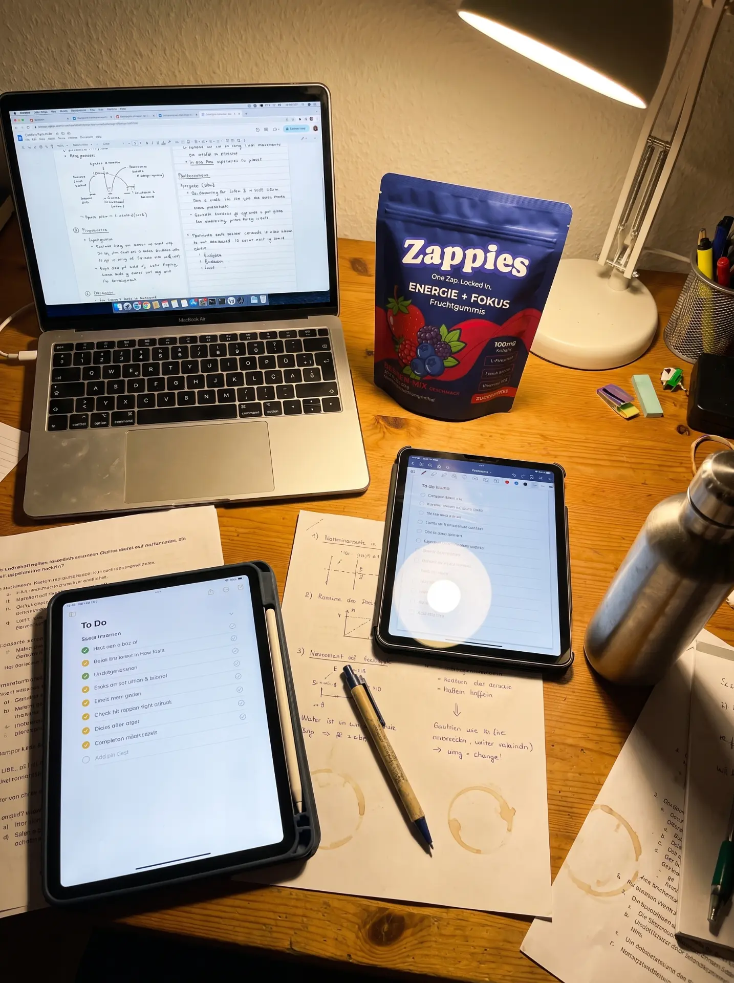 ZAPPIES auf dem Schreibtisch zwischen Laptop, iPad und Lernzetteln