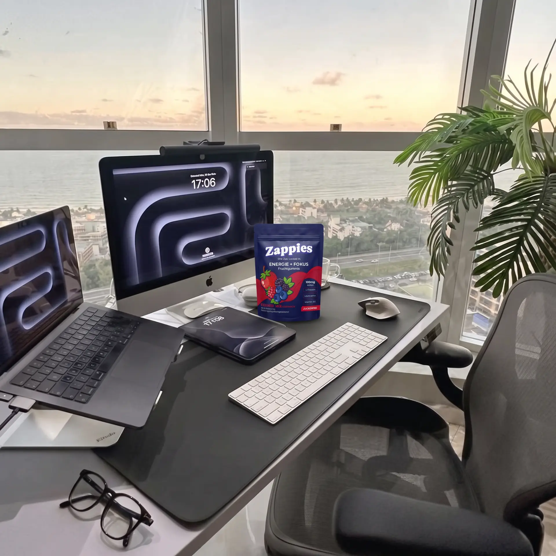 ZAPPIES auf einem aufgeräumten Office-Schreibtisch mit Monitor und Laptop